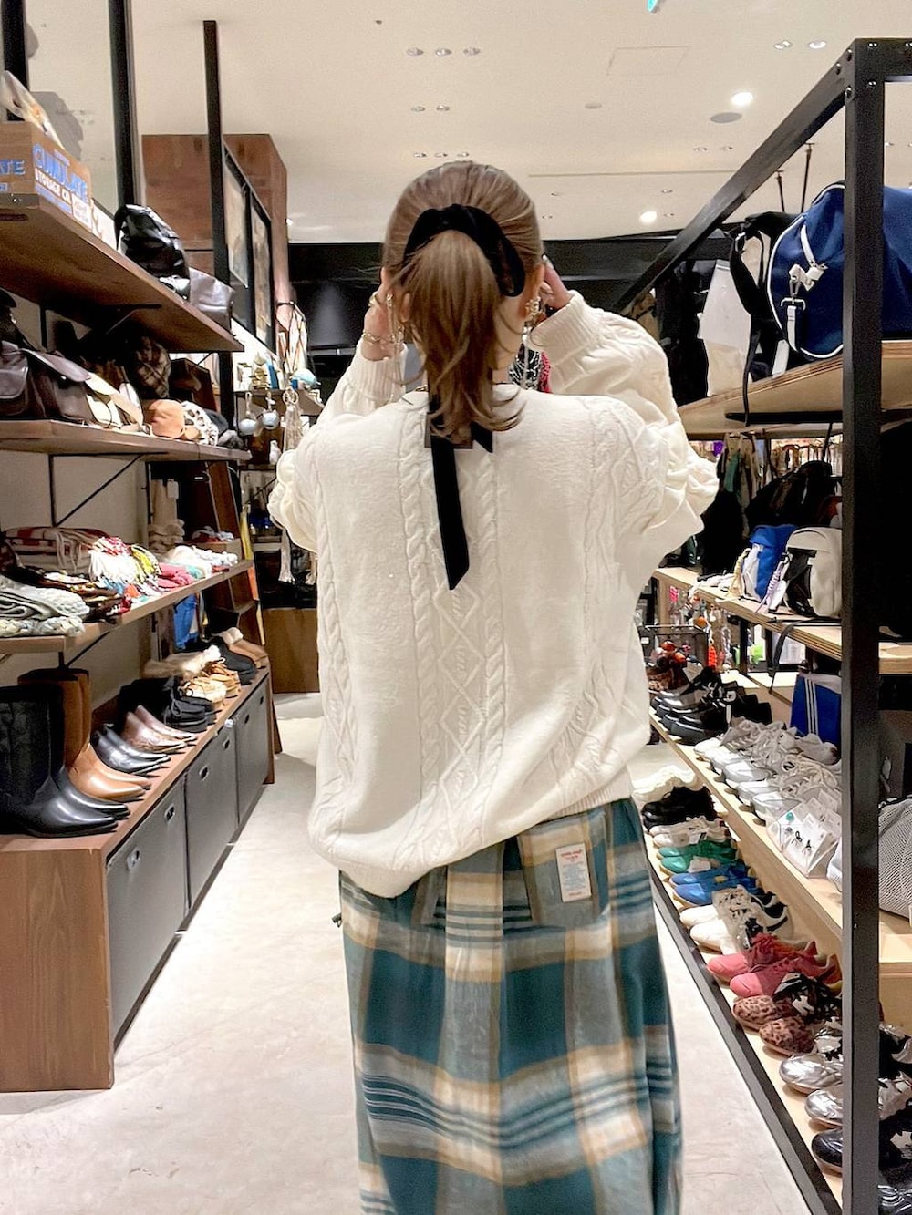 ベージュ系のニット/セーター、ゴールド系のネックレスを着用したレディースの秋コーディネートの4枚目の写真