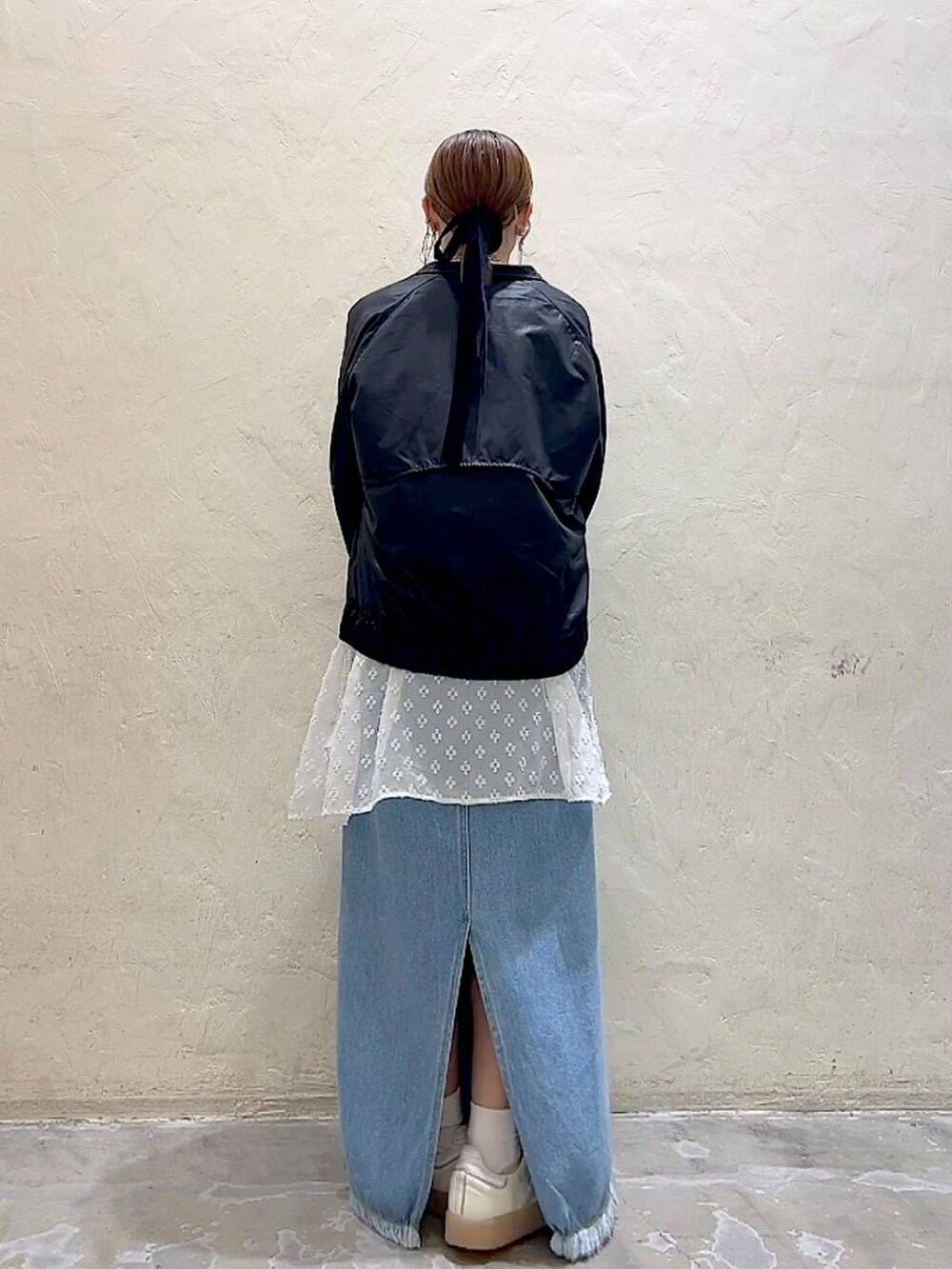 「ブルゾン、ロンT、ワンピース、スカート、レイヤードスタイル、着痩せ・細見え、体型カバー、ナチュラル、ママコーデ、春コーデ、カジュアル、niko and ...、淡色コーデ、Over40スタッフ、大人カジュアル」｜「niko and...のミニパイルステッチプルオーバー（Tシャツ/カットソー、ベージュ系）」を使った、みきてぃ24さん（レディース・158cm）の春コーディネートの5枚目の写真