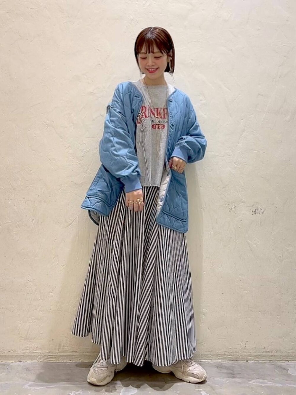 グレー系のTシャツ/カットソー、ブルー系のその他アウター、ブルー系のスカートを着用したレディースの春コーディネートの7枚目の写真
