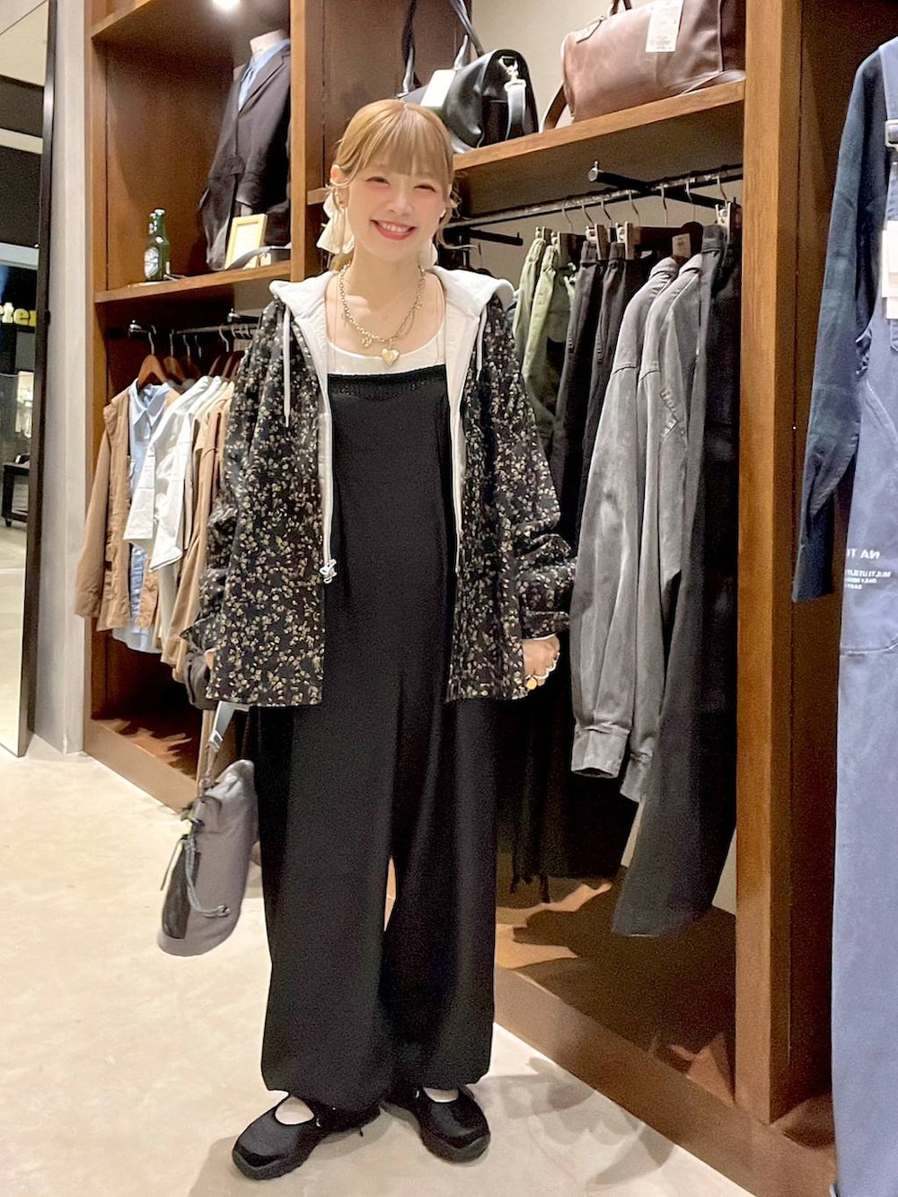 ブラック系のシャツ/ブラウス、ブラック系のバレエシューズ、ゴールド系のリングを着用したレディースの春コーディネートの5枚目の写真