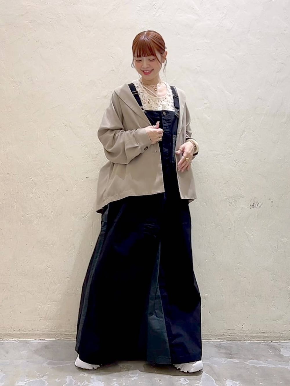 ベージュ系のその他トップス、ブラック系のジャンパースカート、ベージュ系のその他アウターを着用したレディースの夏コーディネートの6枚目の写真