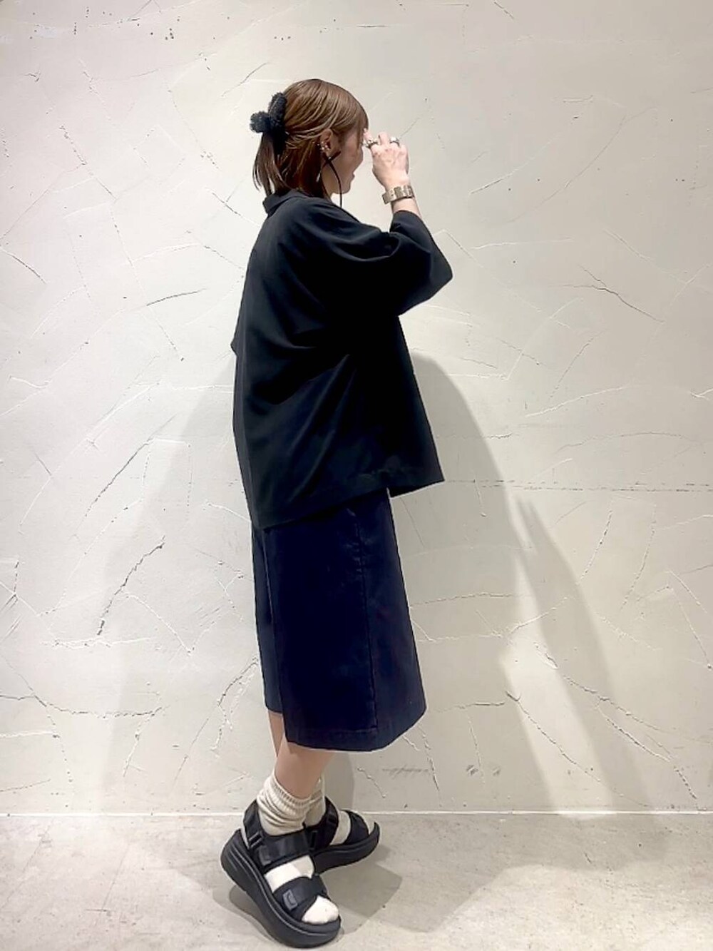 ホワイト系のTシャツ/カットソー、ブルー系のその他パンツ、ブラック系のサンダルを着用したレディースの春コーディネートの8枚目の写真