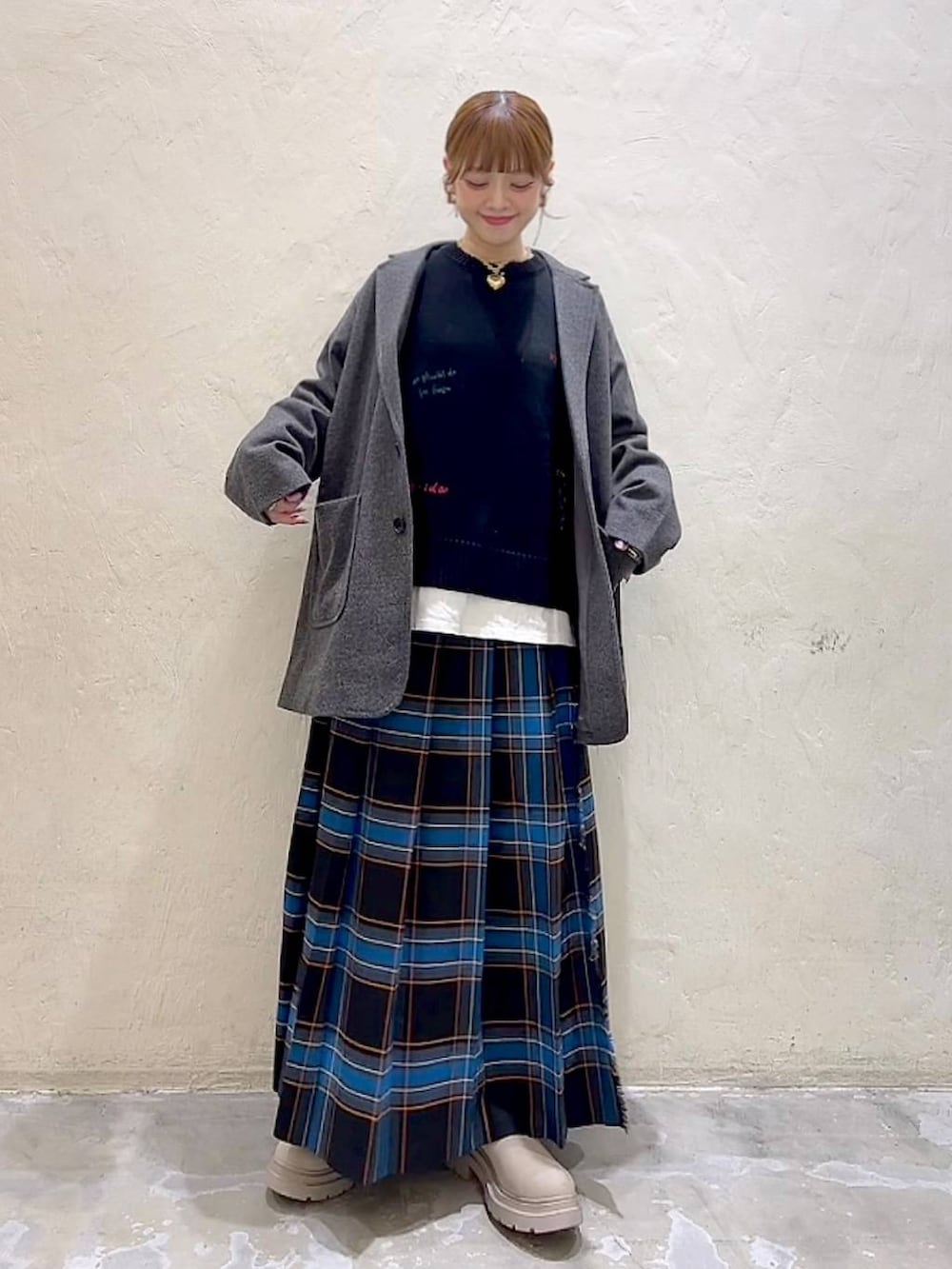 ホワイト系のTシャツ/カットソー、グレー系のテーラードジャケット、ブラック系のショルダーバッグを着用したレディースの冬コーディネートの3枚目の写真