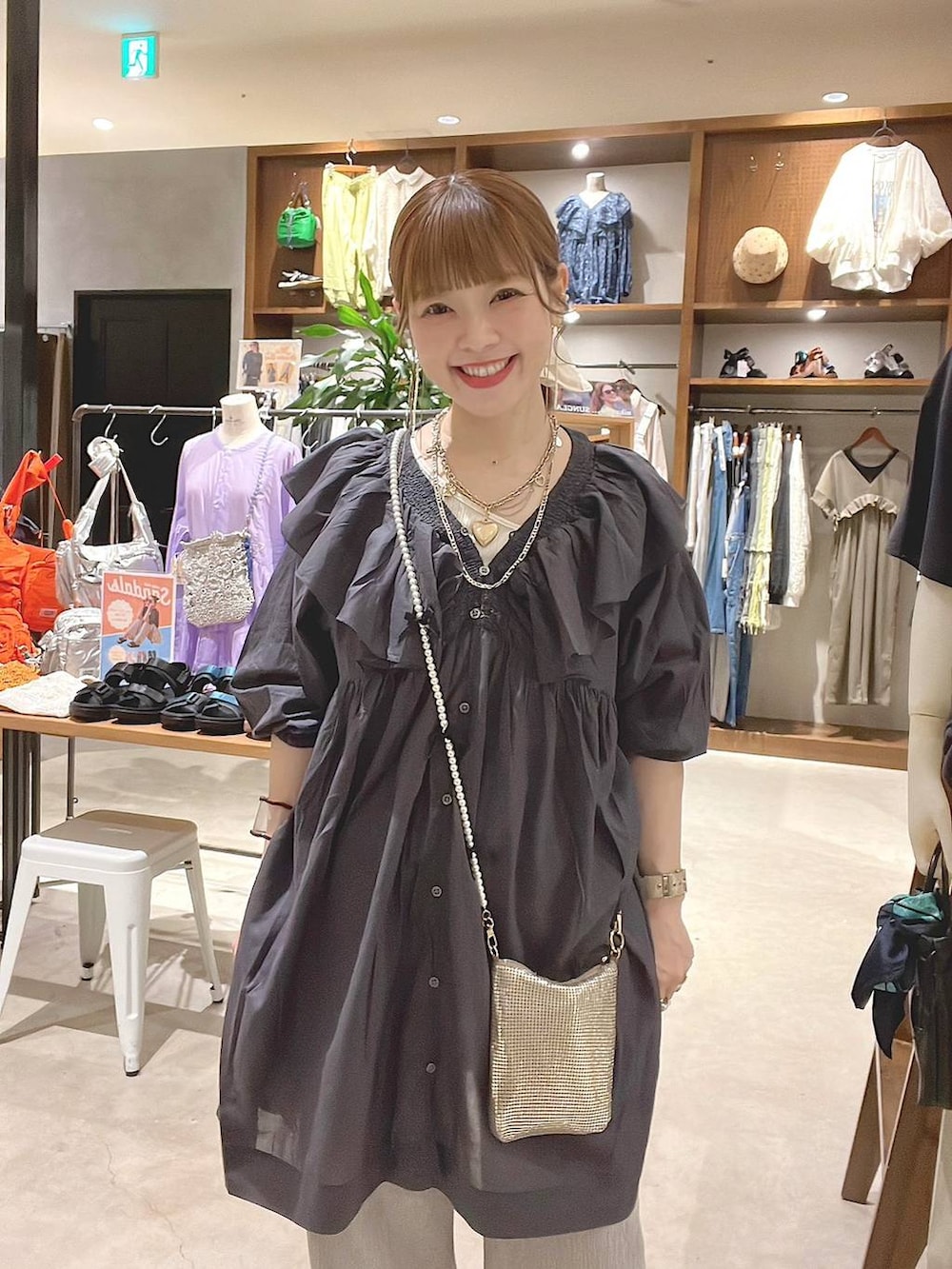 「着痩せ・細見え、体型カバー、ナチュラル、ママコーデ、春コーデ、夏コーデ、カジュアル、niko and ...、淡色コーデ、Over40スタッフ、大人カジュアル、ブラウス、ワンピース、パンツ、ショルダーバッグ」｜「Me%のメタルメッシュポーチショルダー　103417（ショルダーバッグ、ゴールド系）」を使った、みきてぃ24さん（レディース・158cm）の春コーディネートの7枚目の写真