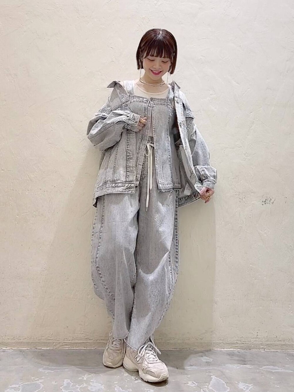 「デニムジャケット、デニムパンツ、セットアップ、NKJコーデ_niko and ...、春コーデ、体型カバー、ナチュラル、ママコーデ、冬コーデ、カジュアル、niko and ...、着痩せ・細見え」｜「niko and...のメタルチョーカーネックレス（ネックレス、その他）」を使った、みきてぃ24さん（骨格ウェーブ・レディース・158cm）の冬コーディネートの3枚目の写真