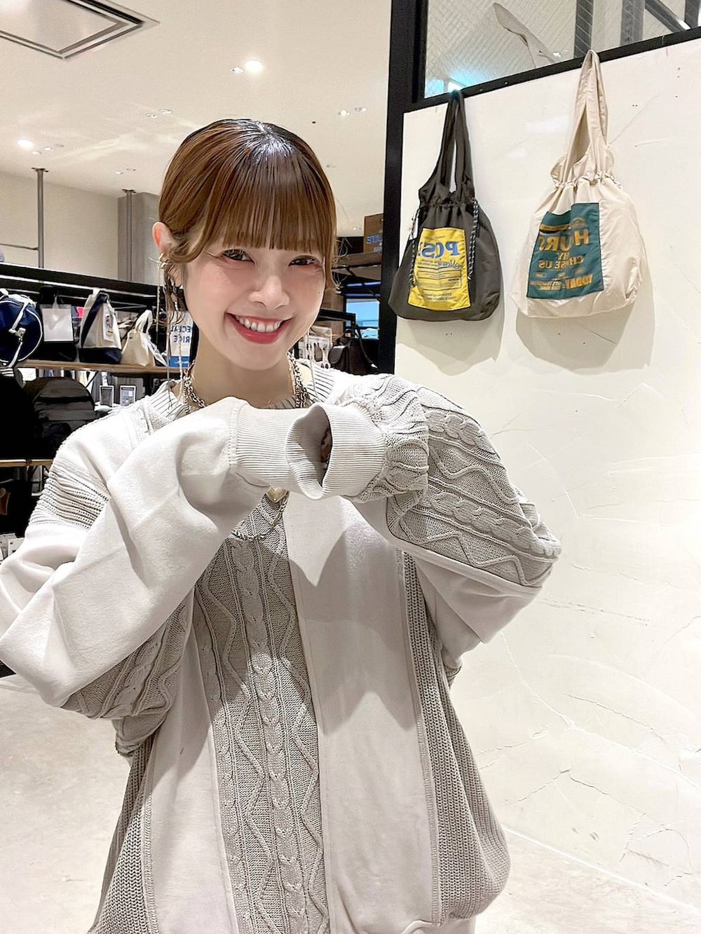 グリーン系のその他パンツ、ゴールド系のネックレスを着用したレディースの秋コーディネートの6枚目の写真