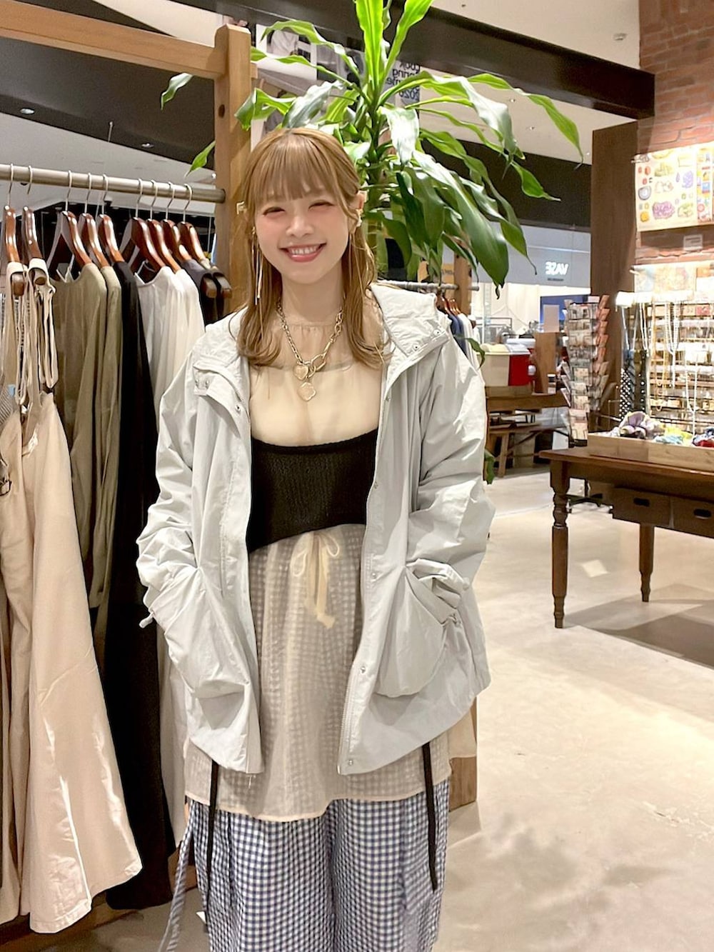 ブルー系のカーゴパンツ、グレー系のナイロンジャケットを着用したレディースの春コーディネートの6枚目の写真