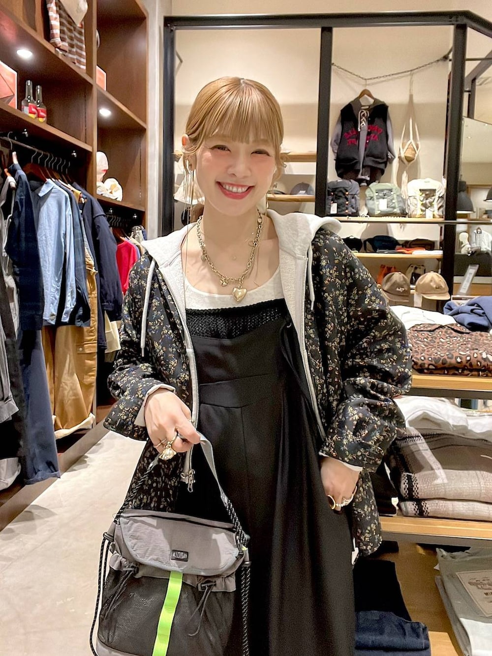 ブラック系のシャツ/ブラウス、ブラック系のバレエシューズ、ゴールド系のリングを着用したレディースの春コーディネートの8枚目の写真