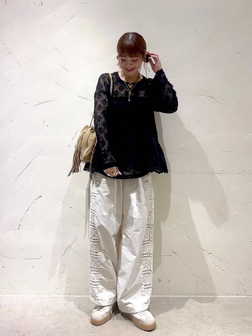 ベージュ系のその他パンツ、ブラック系のTシャツ/カットソー、ブラック系のスカートを着用したレディースの夏コーディネートの9枚目の写真