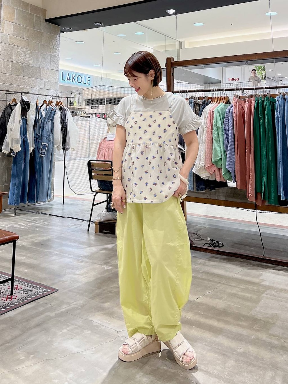 「着痩せ・細見え、体型カバー、ナチュラル、ママコーデ、春コーデ、カジュアル、niko and ...、Over40スタッフ、Tシャツ、キャミソール、ビスチェ、サンダル」｜「niko and...のオリジナルキルティングサンダル（サンダル、ホワイト系）」を使った、みきてぃ24さん（骨格ウェーブ・レディース・158cm）の春コーディネートの4枚目の写真