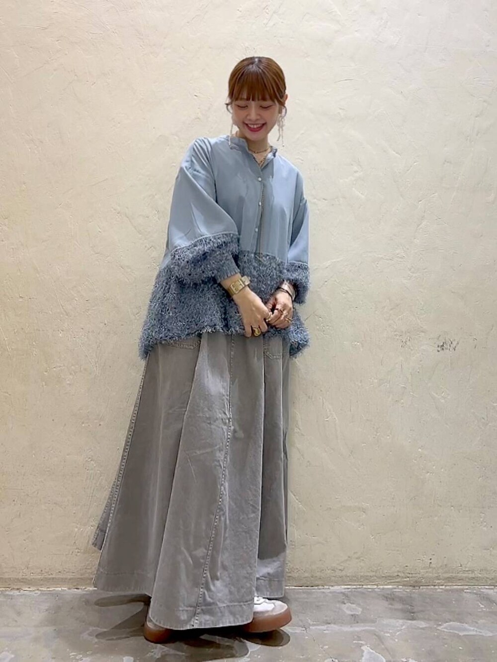 グレー系のスカート、ブルー系のシャツ/ブラウスを着用したレディースの冬コーディネートの3枚目の写真