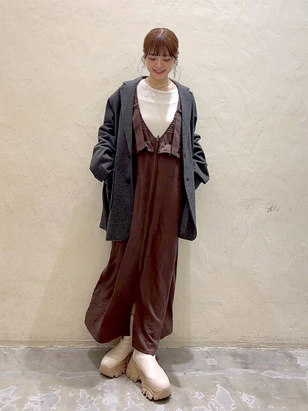 「ジャケット、ジャケットスタイル、ワンピース、ロンT、ブーツ、着痩せ・細見え、体型カバー、ナチュラル、ママコーデ、秋コーデ、冬コーデ、カジュアル、niko and ...、淡色コーデ、Over40スタッフ」｜「niko and...のオーガニックコットンテンセルロングTシャツ（Tシャツ/カットソー、ホワイト系）」を使った、みきてぃ24さん（骨格ウェーブ・レディース・158cm）の秋コーディネートの2枚目の写真