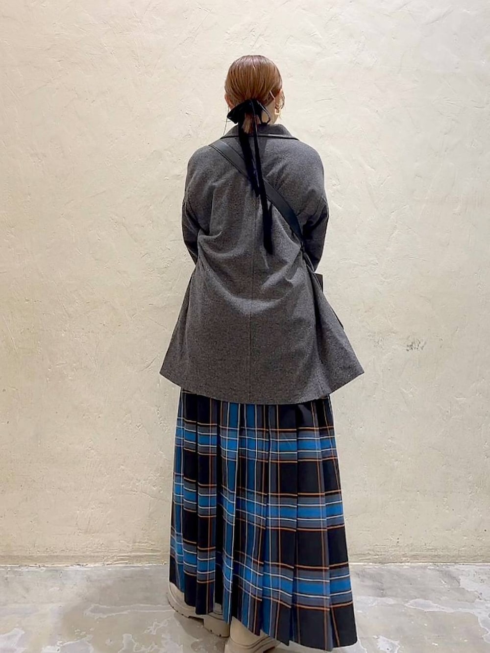 ホワイト系のTシャツ/カットソー、グレー系のテーラードジャケット、ブラック系のショルダーバッグを着用したレディースの冬コーディネートの5枚目の写真