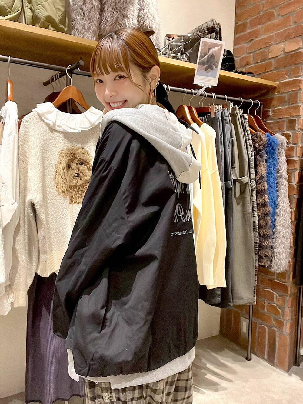 ブラウン系のその他パンツ、イエロー系のネックレスを着用したレディースの秋コーディネートの7枚目の写真