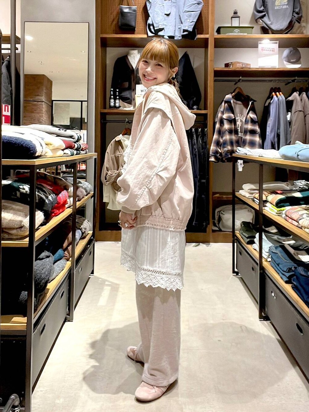 ピンク系のブルゾン、ホワイト系のスカート、ベージュ系のスウェットパンツを着用したレディースの冬コーディネートの4枚目の写真