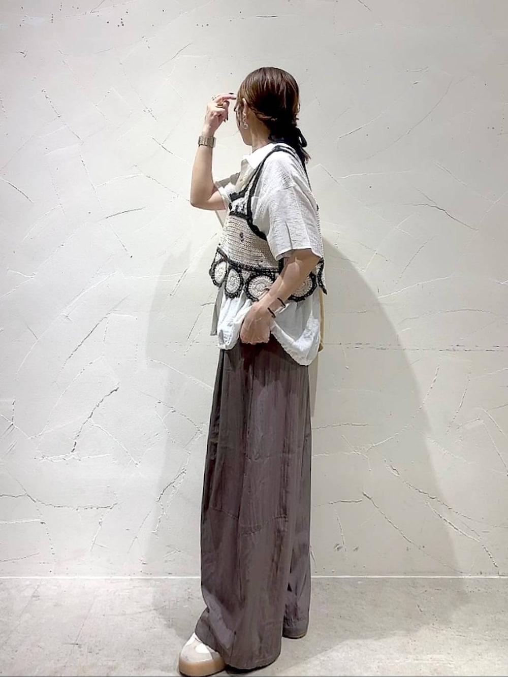 イエロー系のトートバッグ、ホワイト系のキャミソール、ホワイト系のシャツ/ブラウスを着用したレディースの夏コーディネートの6枚目の写真