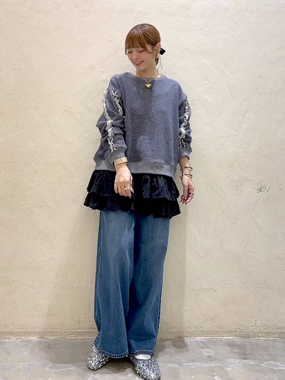 シルバー系のバレエシューズ、ブルー系のデニムパンツ、ブルー系のスウェットを着用したレディースの冬コーディネートの7枚目の写真