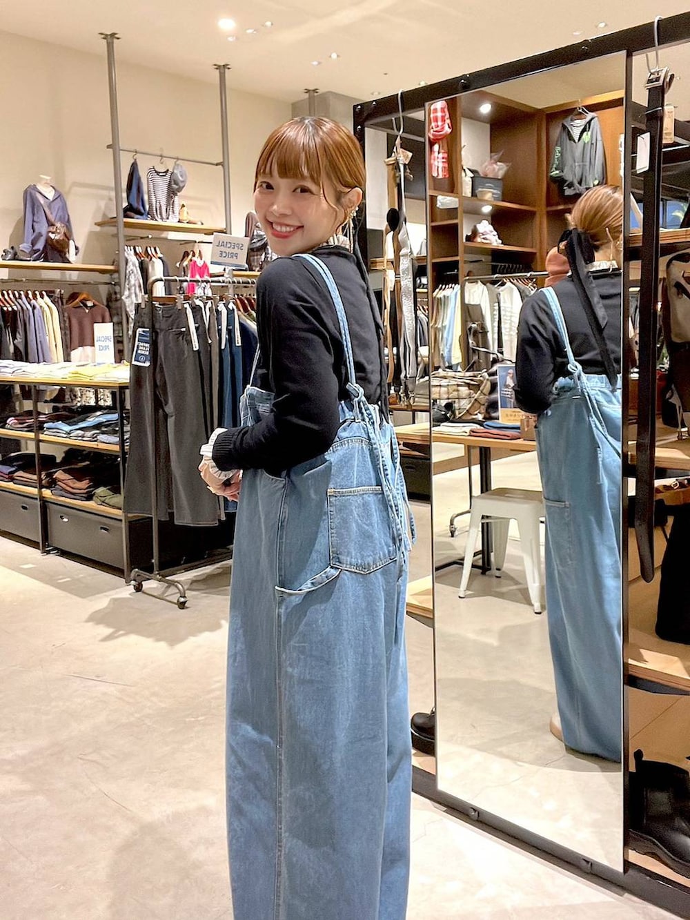 ブラック系のカーディガン/ボレロ、ベージュ系のボストンバッグを着用したレディースの秋コーディネートの9枚目の写真