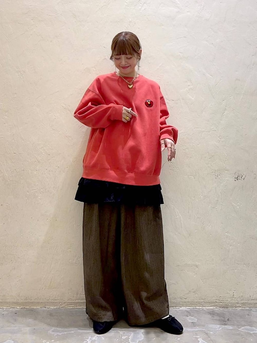 ブラウン系のその他パンツ、ブラック系のパンプス、レッド系のスウェットを着用したレディースの冬コーディネートの7枚目の写真