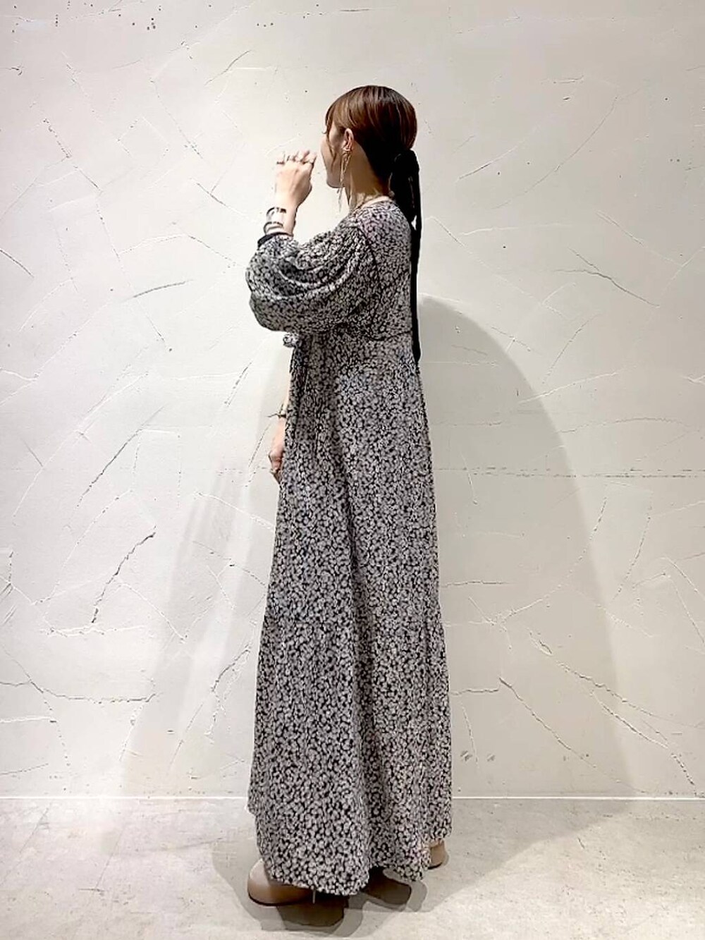 ブラック系のTシャツ/カットソー、グレー系のワンピースを着用したレディースの春コーディネートの6枚目の写真