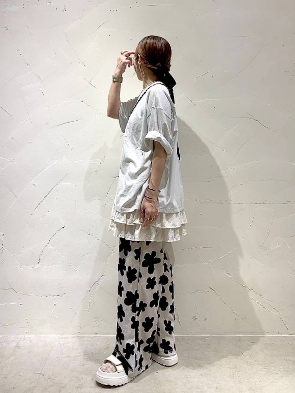 「着痩せ・細見え、体型カバー、ナチュラル、ママコーデ、春コーデ、夏コーデ、カジュアル、niko and ...、淡色コーデ、Over40スタッフ、大人カジュアル、Tシャツ、スカート、パンツ、ショルダーバッグ」｜「niko and...のオリジナル細コード巾着ショルダーバッグN（ショルダーバッグ、ブラック系）」を使った、みきてぃ24さん（レディース・158cm）の夏コーディネートの6枚目の写真