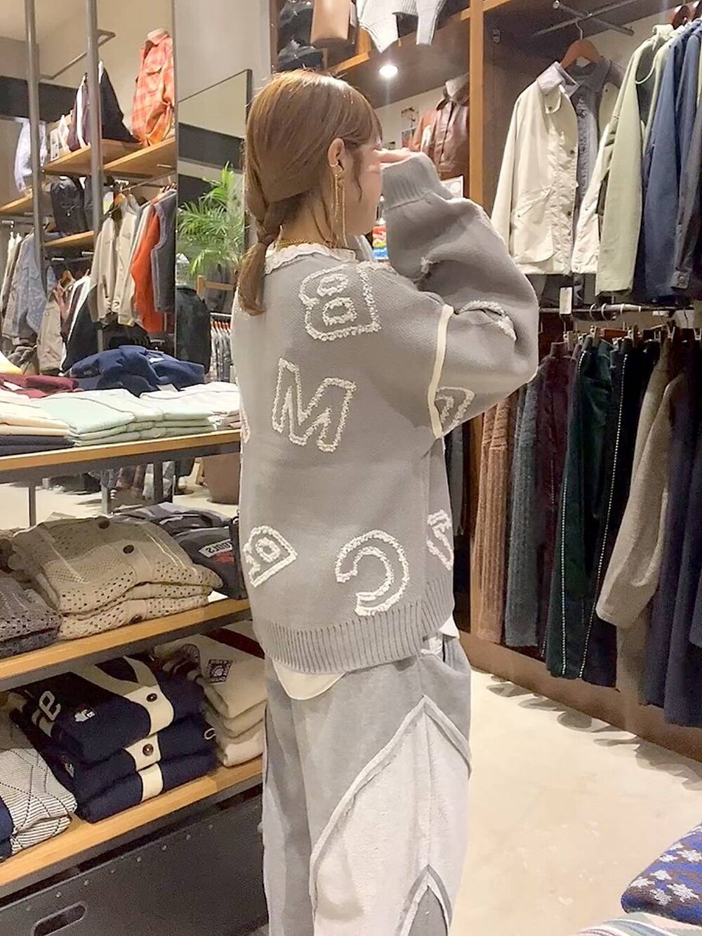 ブラック系のショルダーバッグ、その他のシャツ/ブラウス、その他のインテリア雑貨を着用したレディースの秋コーディネートの4枚目の写真