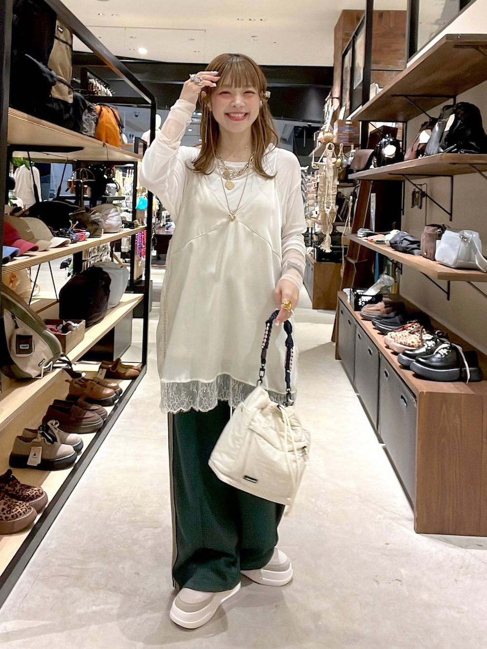 ホワイト系のTシャツ/カットソー、ベージュ系のスニーカー、グリーン系のその他パンツを着用したレディースの春コーディネートの7枚目の写真