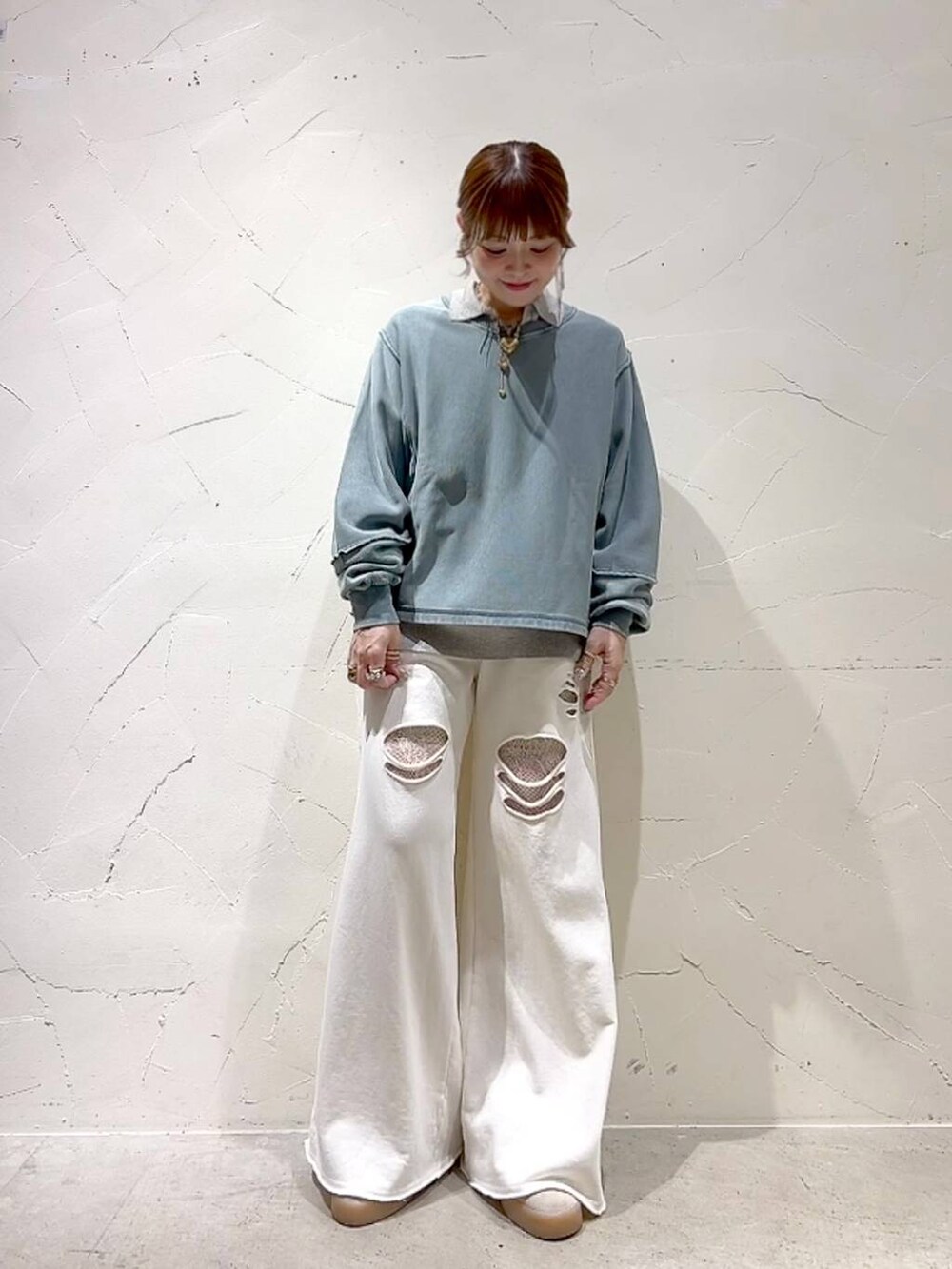 「着痩せ・細見え、体型カバー、ナチュラル、ママコーデ、春コーデ、カジュアル、niko and ...、淡色コーデ、Over40スタッフ、大人カジュアル、スウェット、ポロシャツ、スウェットパンツ、レイヤードスタイル、ネックレス」｜「LOWRYS FARMのレースタイツ　 131027（タイツ/ストッキング、ホワイト系）」を使った、みきてぃ24さん（レディース・158cm）の春コーディネートの6枚目の写真