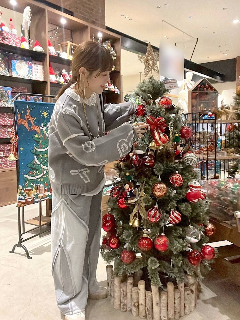 ブラック系のショルダーバッグ、その他のシャツ/ブラウス、その他のインテリア雑貨を着用したレディースの秋コーディネートの7枚目の写真