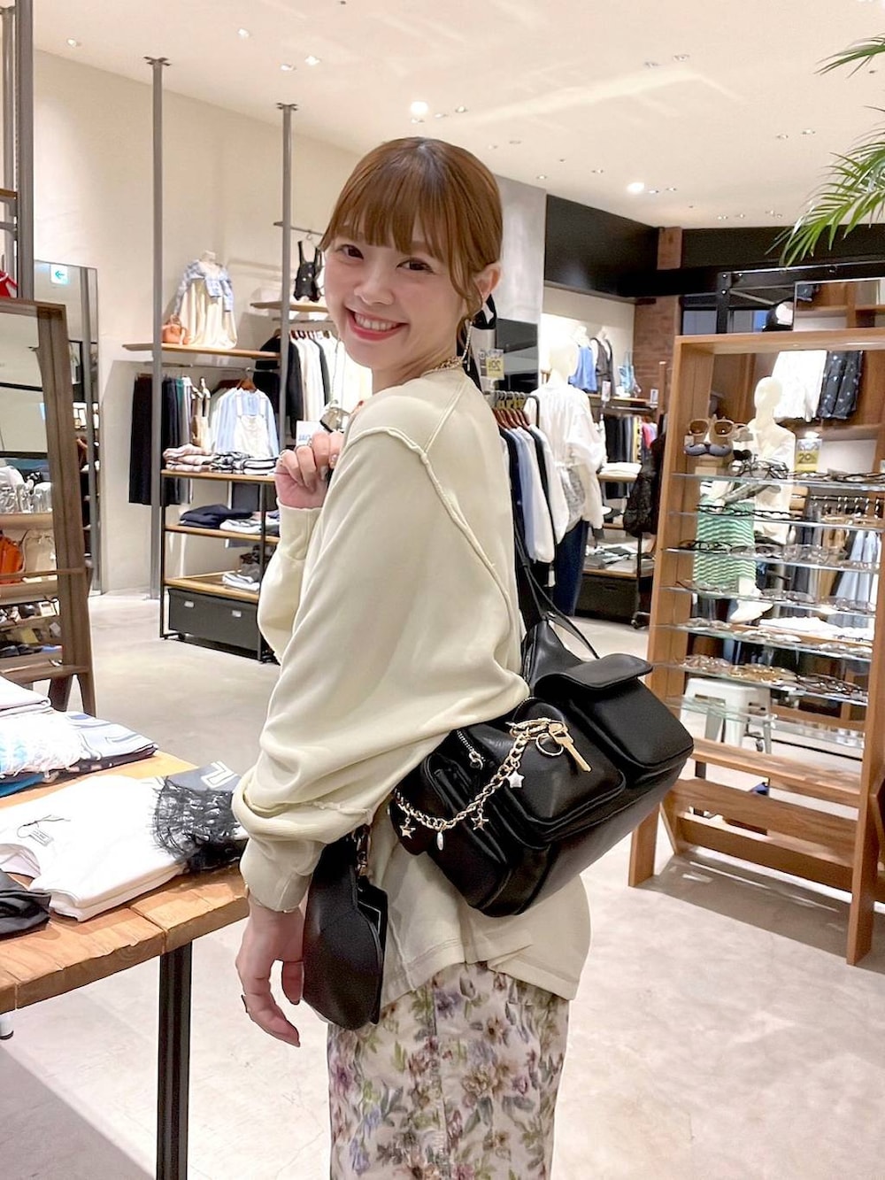「着痩せ・細見え、体型カバー、ナチュラル、ママコーデ、春コーデ、カジュアル、niko and ...、淡色コーデ、Over40スタッフ、大人カジュアル、スウェット、パンツ、ショルダーバッグ、リラックス」｜「niko and...のリメイクハギ裏毛プルオーバー（スウェット、イエロー系）」を使った、みきてぃ24さん（レディース・158cm）の春コーディネートの2枚目の写真
