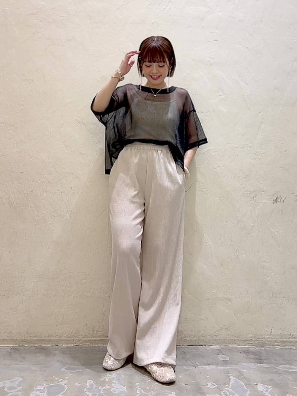 「きれいめ、パンプス、フラットシューズ、着痩せ・細見え、体型カバー、ナチュラル、ママコーデ、夏コーデ、カジュアル、niko and ...、淡色コーデ、Over40スタッフ、大人カジュアル、シアートップス」｜「niko and...のDRYクシュイージーパンツ（その他パンツ、ホワイト系）」を使った、みきてぃ24さん（骨格ウェーブ・レディース・158cm）の夏コーディネートの6枚目の写真