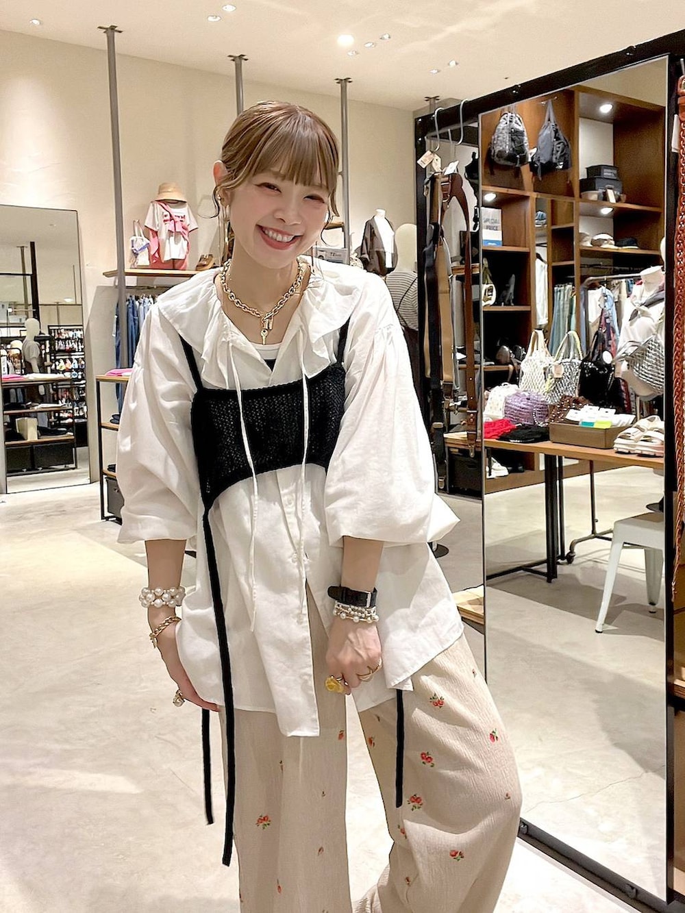 ホワイト系のシャツ/ブラウス、ベージュ系のその他パンツ、ブラック系のタンクトップを着用したレディースの春コーディネートの6枚目の写真