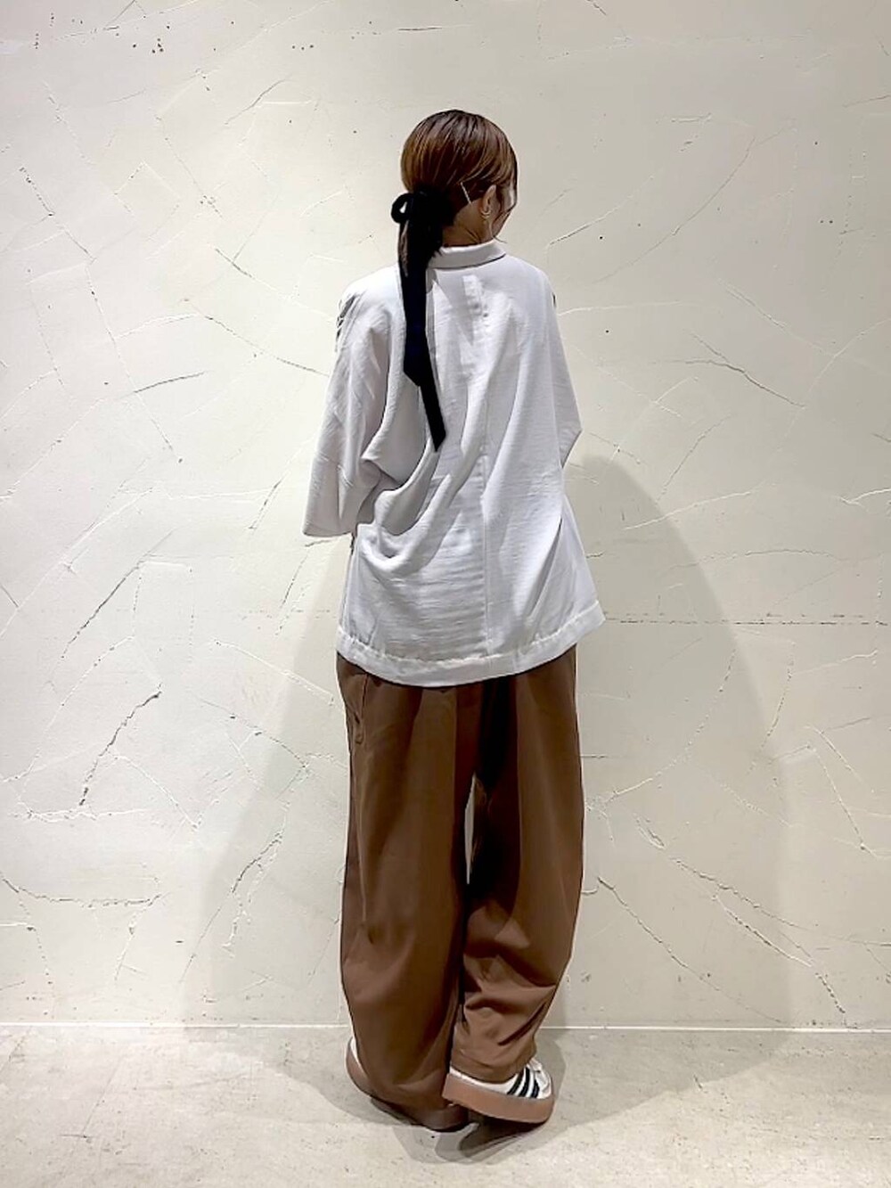 ベージュ系のテーラードジャケット、イエロー系のアナログ腕時計、ベージュ系のネックレスを着用したレディースの春コーディネートの6枚目の写真