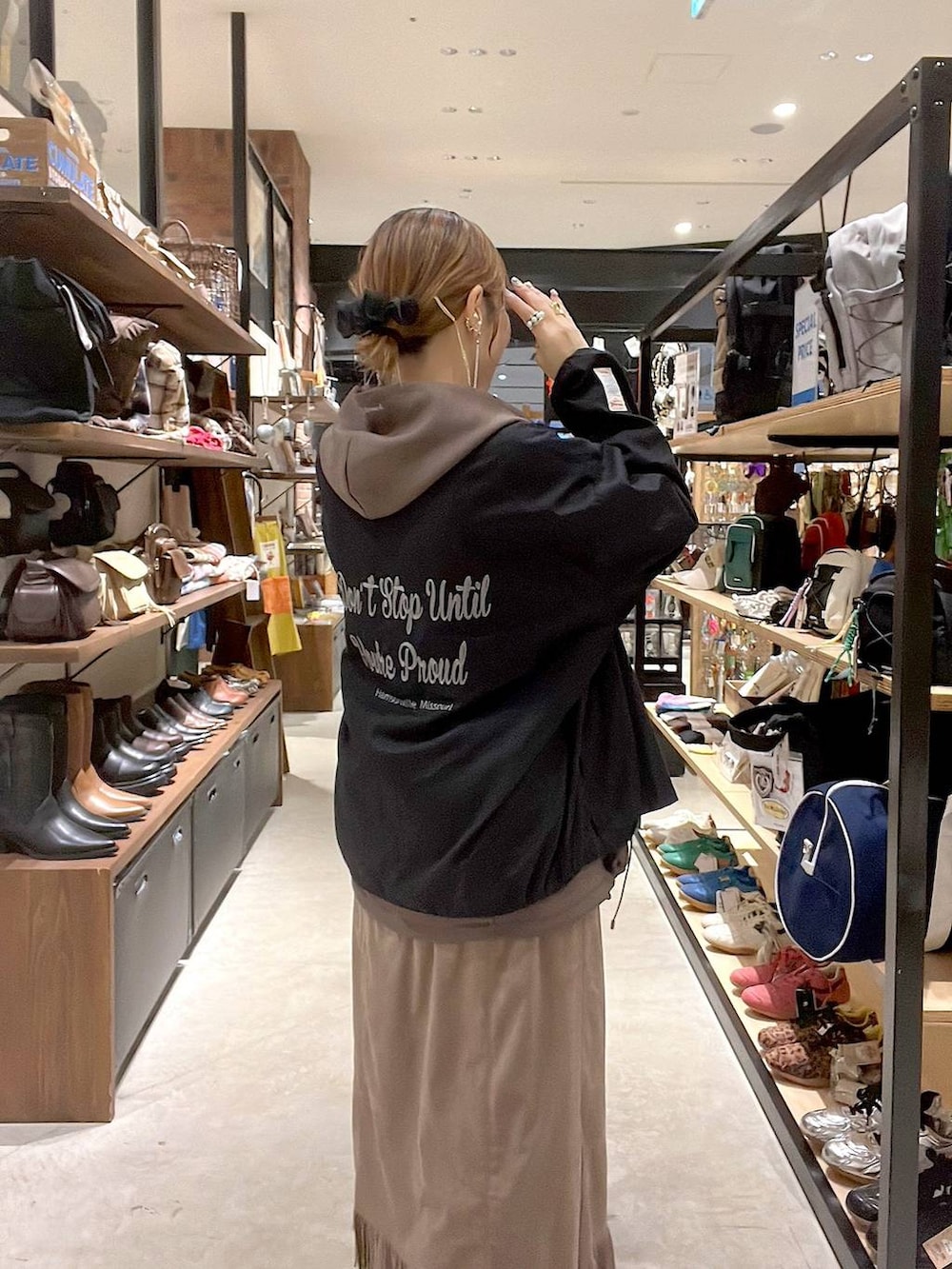 ブラウン系のスカート、ブラウン系のパーカー、ベージュ系のその他パンツを着用したレディースの秋コーディネートの3枚目の写真