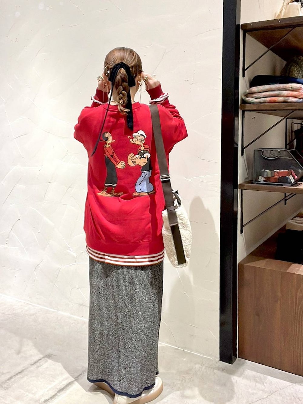 レッド系のTシャツ/カットソー、ホワイト系のスカート、ベージュ系のトートバッグを着用したレディースの冬コーディネートの8枚目の写真