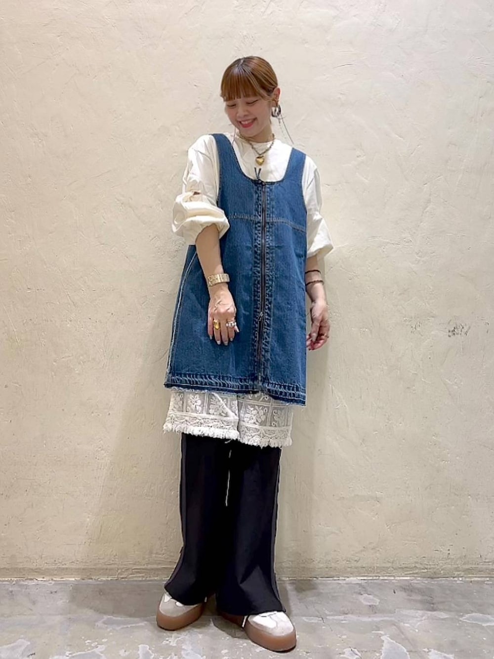 ブルー系のドレス、ベージュ系のその他パンツ、ブラック系のその他パンツを着用したレディースの冬コーディネートの8枚目の写真