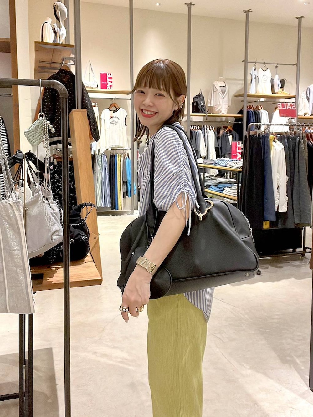 「着痩せ・細見え、体型カバー、ナチュラル、ママコーデ、春コーデ、夏コーデ、カジュアル、niko and ...、淡色コーデ、Over40スタッフ、大人カジュアル、シャツ、ブラウス、パンツ、ボストンバッグ」｜「Me%のハート2SETカラビナ　106345（その他雑貨、ベージュ系）」を使った、みきてぃ24さん（レディース・158cm）の夏コーディネートの2枚目の写真