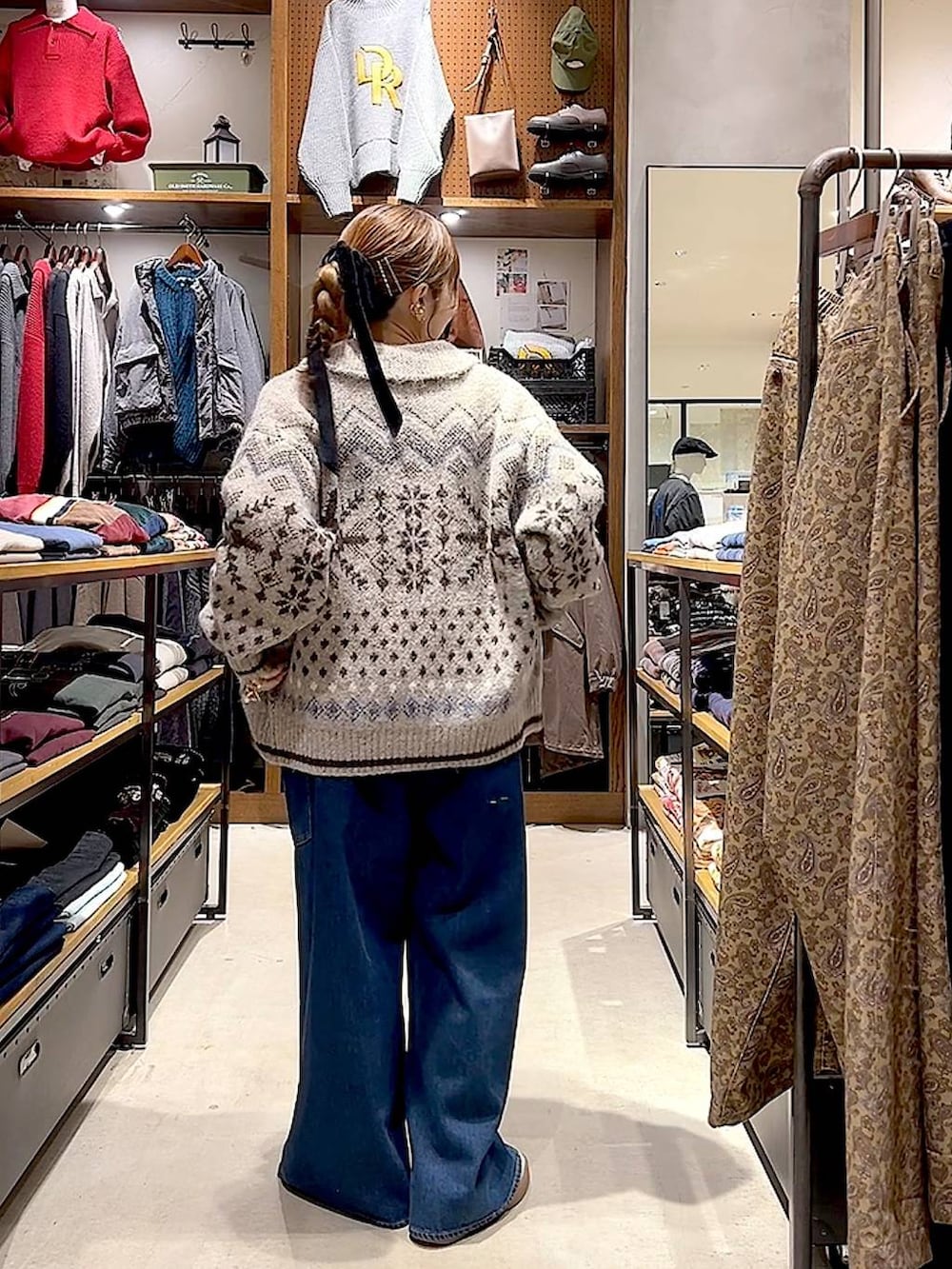 ベージュ系のニット/セーター、イエロー系のヘアピンを着用したレディースの秋コーディネートの4枚目の写真