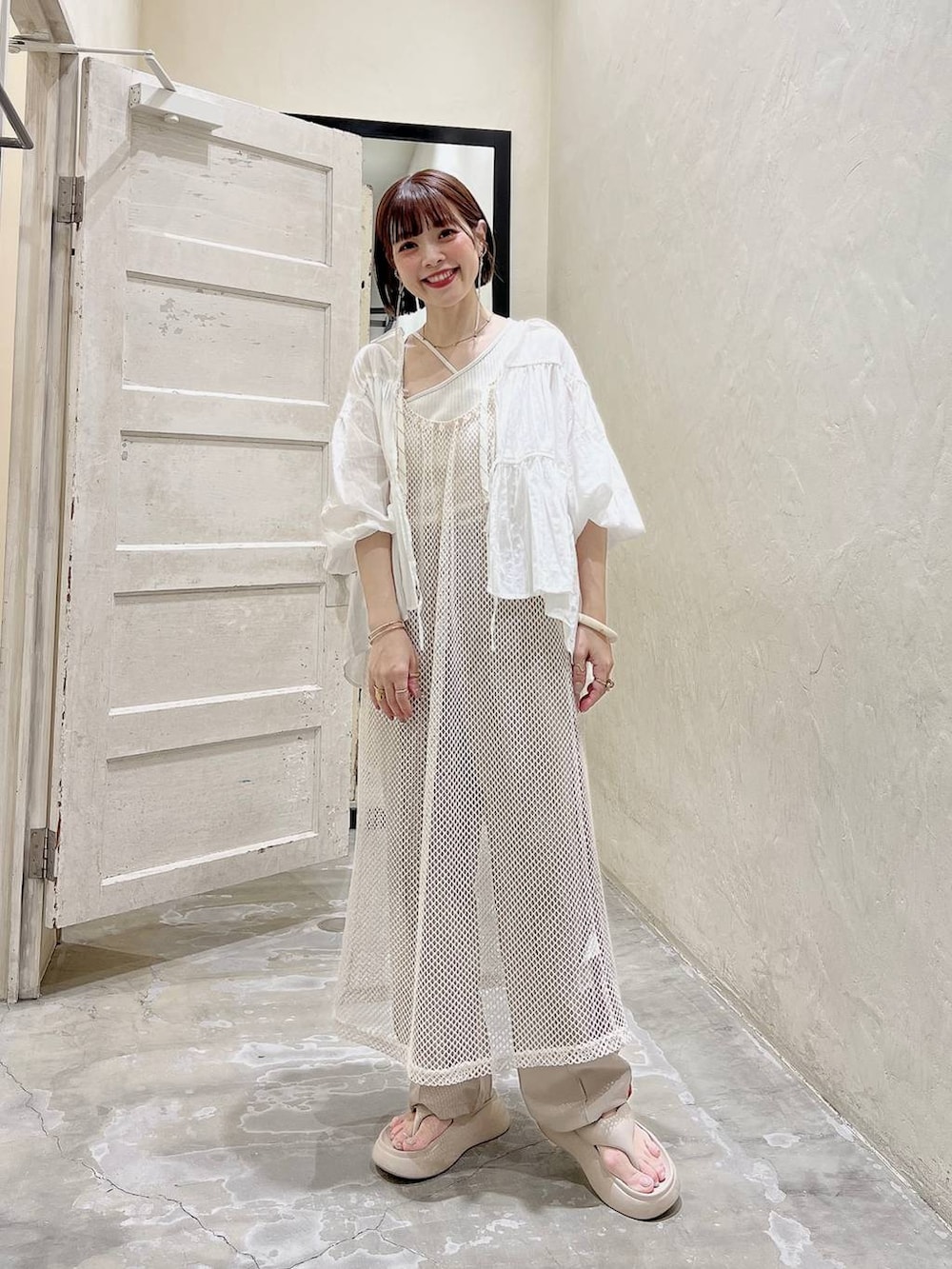 ベージュ系のサンダル、ブラウン系のその他パンツ、ベージュ系のキャミソールを着用したレディースの春コーディネートの5枚目の写真