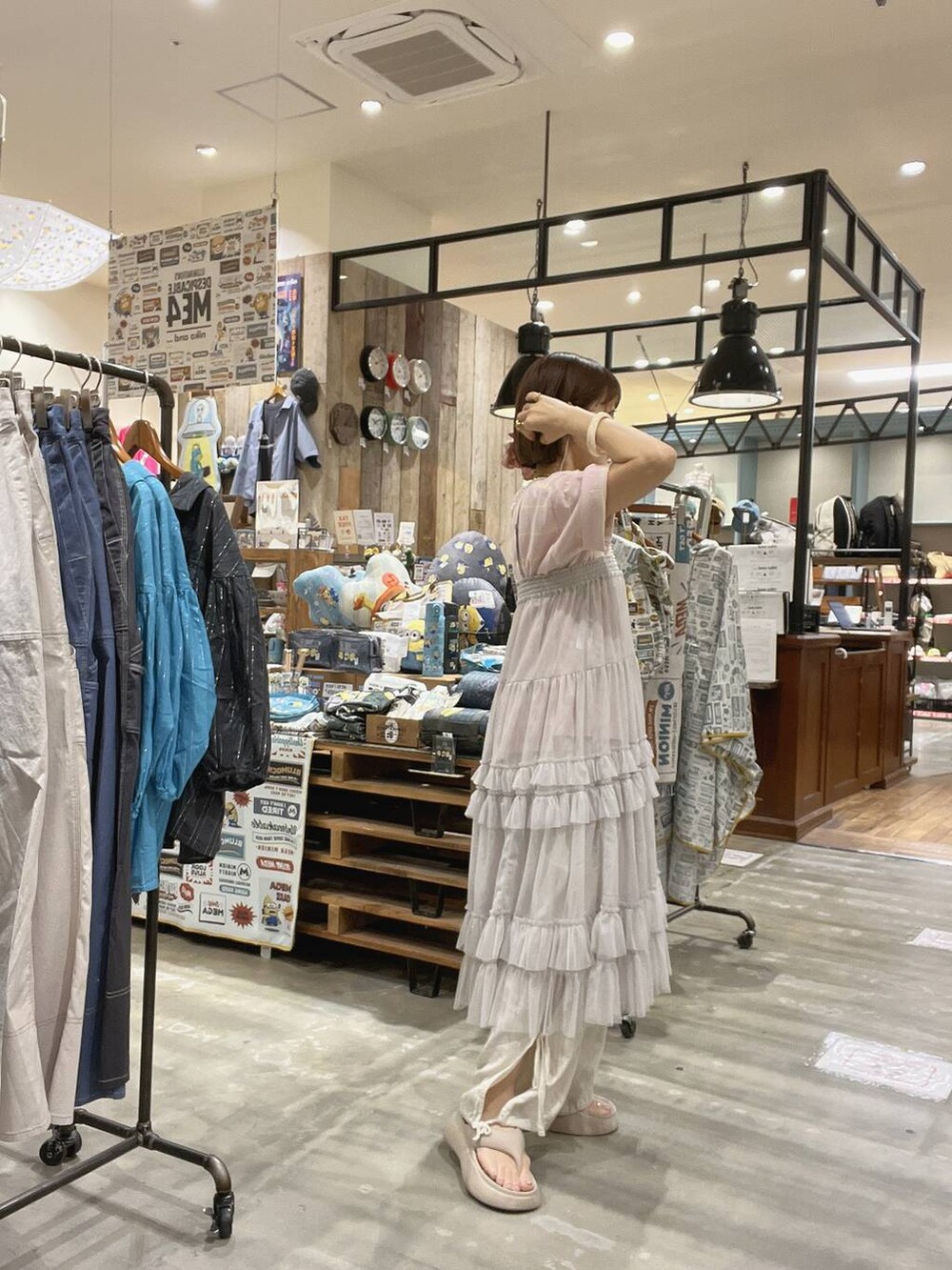 「着痩せ・細見え、体型カバー、ナチュラル、ママコーデ、夏コーデ、カジュアル、niko and ...、淡色コーデ、Over40スタッフ、大人カジュアル、Tシャツ、レイヤードスタイル、モバイルグッズ_Me%、生活雑貨、サンダル」｜「niko and...のオリジナルニコモコトングサンダル（サンダル、ベージュ系）」を使った、みきてぃ24さん（骨格ウェーブ・レディース・158cm）の夏コーディネートの4枚目の写真