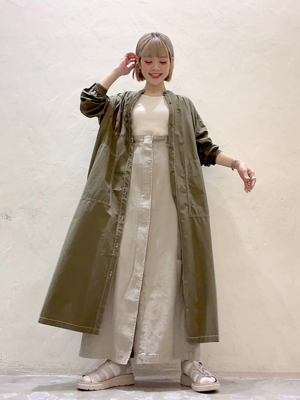 「春服、オトナカジュアル、キレイめカジュアル、ミリタリー、ミリタリーコーデ、ワンピース、スカート、サンダル、グルカサンダル、タイトスカート」｜「niko and...のタイプライターワークワンピース（ワンピース、グリーン系）」を使った、みきてぃ24さん（骨格ウェーブ・レディース・158cm）の春コーディネートの2枚目の写真