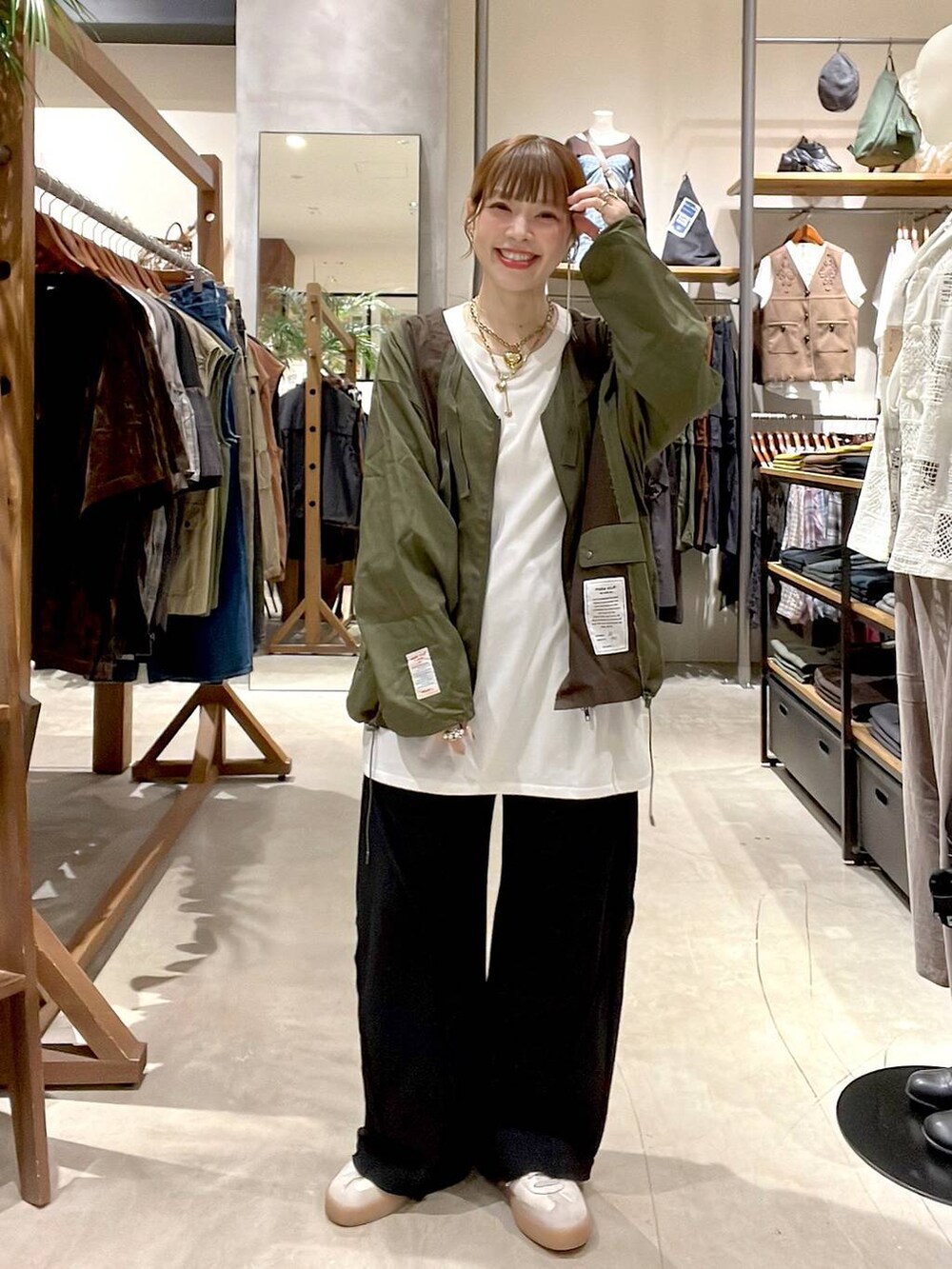 ホワイト系のTシャツ/カットソーを着用したレディースの秋コーディネートの7枚目の写真