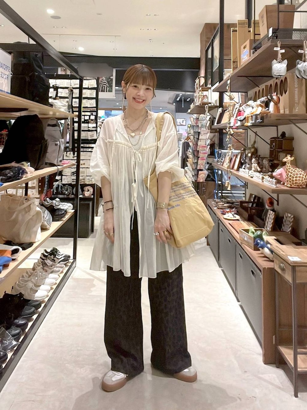 「着痩せ・細見え、体型カバー、大人カジュアル、ワンピース、ナチュラル、ママコーデ、春コーデ、夏コーデ、カジュアル、niko and ...、淡色コーデ、Over40スタッフ、パンツ、トートバッグ」｜「niko and...のオリジナルロゴ パッカブルトートバッグ（トートバッグ、イエロー系）」を使った、みきてぃ24さん（レディース・158cm）の春コーディネートの7枚目の写真