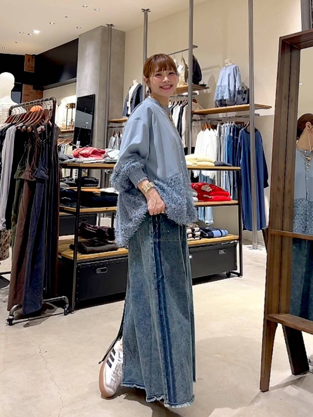 ブルー系のスカート、ブルー系のシャツ/ブラウスを着用したレディースの春コーディネートの8枚目の写真