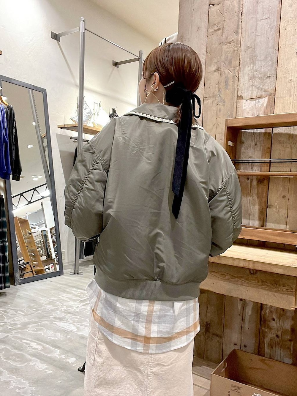 「着痩せ・細見え、体型カバー、ナチュラル、ママコーデ、秋コーデ、冬コーデ、カジュアル、niko and ...、淡色コーデ、Over40スタッフ、大人カジュアル、アウター、MA-1、シャツ、シャツスタイル」｜「niko and...のハマグリステッチMA‐1（MA-1、グリーン系）」を使った、みきてぃ24さん（骨格ウェーブ・レディース・158cm）の秋コーディネートの7枚目の写真