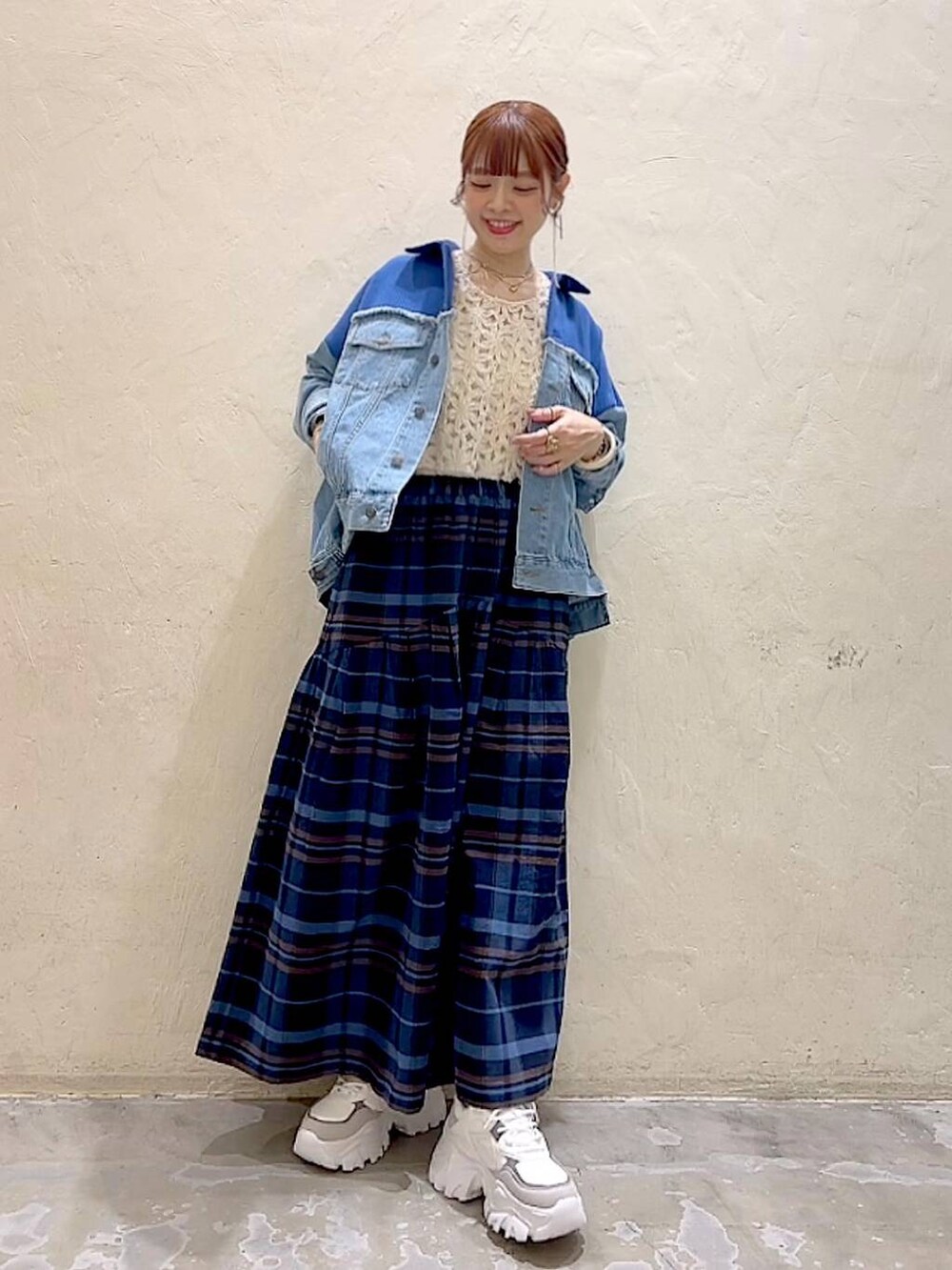 ブルー系のその他パンツ、ベージュ系のその他トップス、ブルー系のデニムジャケットを着用したレディースの秋コーディネートの2枚目の写真