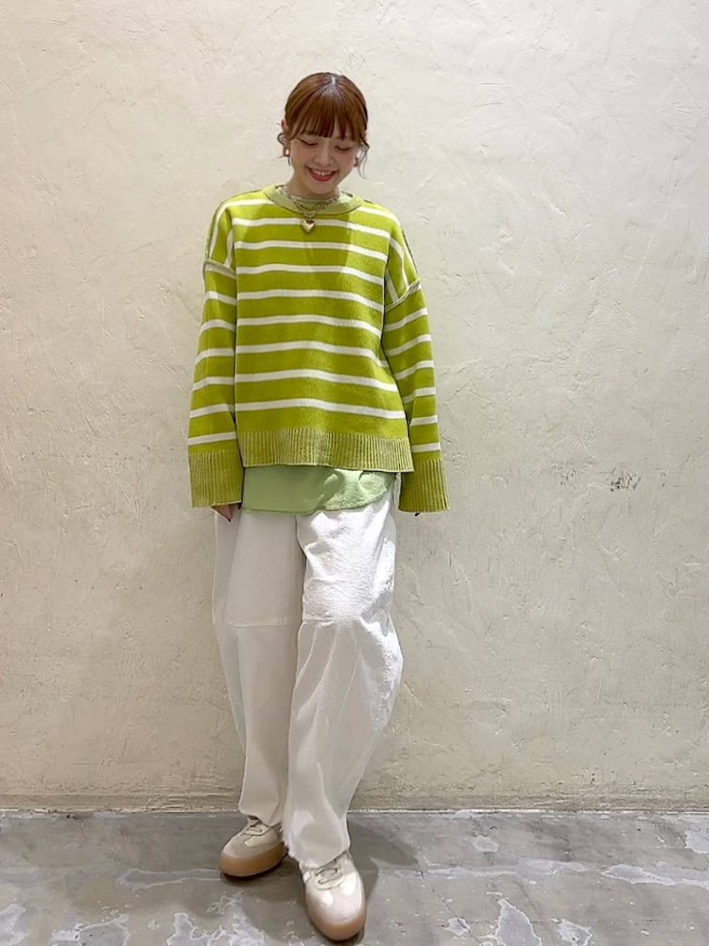 ホワイト系のその他パンツ、シルバー系のショルダーバッグ、イエロー系のニット/セーターを着用したレディースの冬コーディネートの3枚目の写真