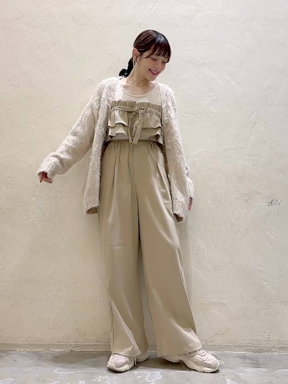 「着痩せ・細見え、体型カバー、ナチュラル、ママコーデ、冬コーデ、カジュアル、niko and ...、カーディガン、ニット、モテ、女子ウケ、春コーデ」｜「niko and...の2SETベルトイージーパンツ（その他パンツ、ベージュ系）」を使った、みきてぃ24さん（骨格ウェーブ・レディース・158cm）の冬コーディネートの8枚目の写真