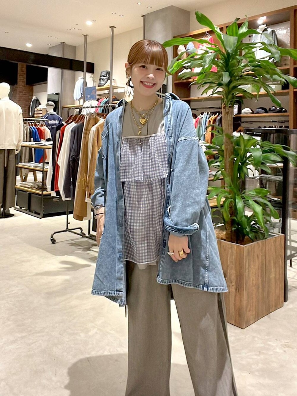 「着痩せ・細見え、体型カバー、ナチュラル、ママコーデ、春コーデ、カジュアル、niko and ...、淡色コーデ、Over40スタッフ、大人カジュアル、シャツ、シャツスタイル、デニムジャケット、ビスチェ、キャミソール」｜「niko and...の3WAYサイドギャザーシャツ（シャツ/ブラウス、グレー系）」を使った、みきてぃ24さん（レディース・158cm）の春コーディネートの3枚目の写真