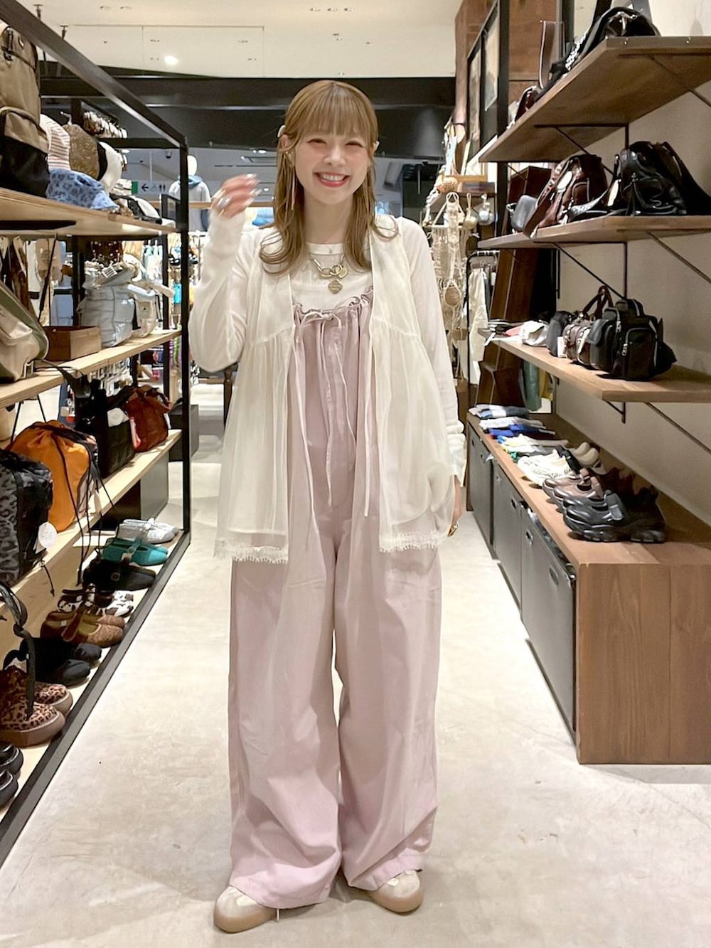 ベージュ系のTシャツ/カットソー、ホワイト系のベストを着用したレディースの春コーディネートの2枚目の写真